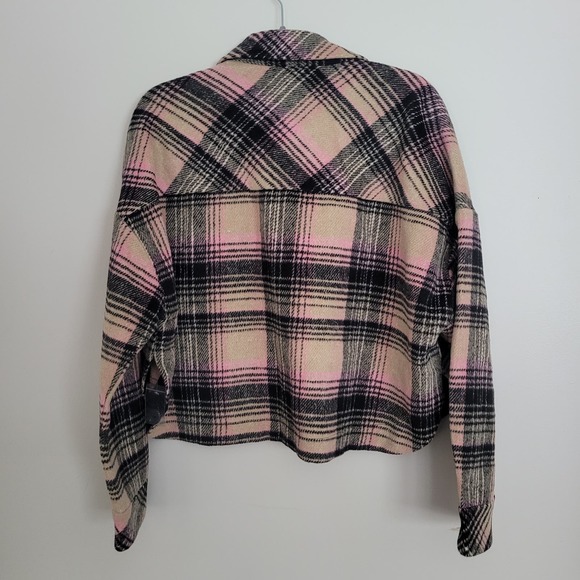 Lulu's NWT Layer Up Beige and Pink Plaid Cropped Shacket Women's Medium - Picture 2 of 5